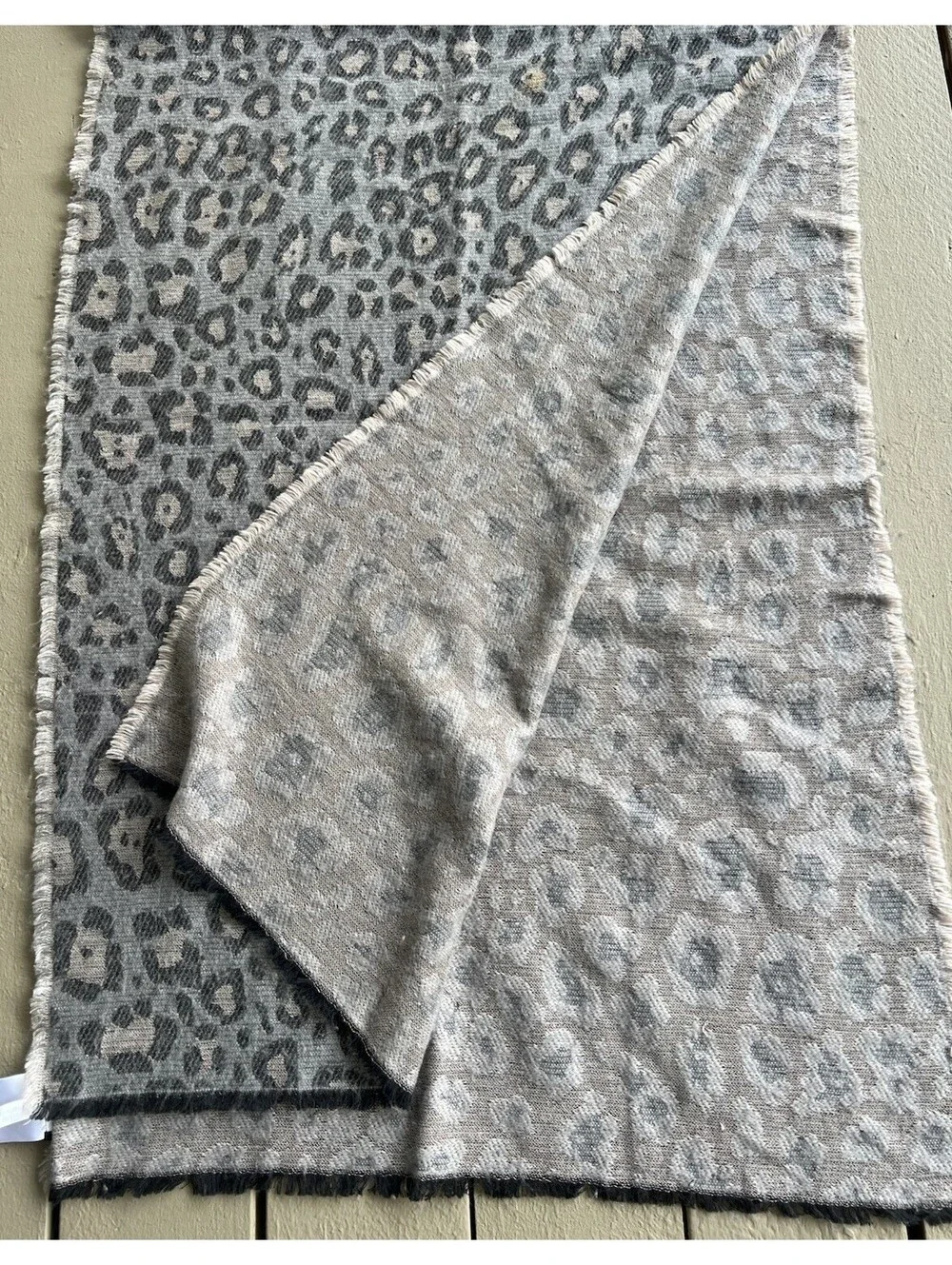 Stella & Dot Women Leopard Print  Gray Scarf One Size 26” X76”.